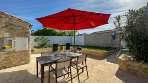 Dans le centre du village d'ARS EN RE, charmante villa bien décorée